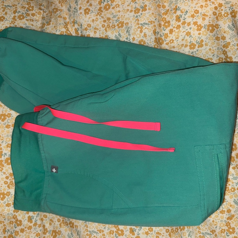 Figs XS Green one pocket top and Joggers with Pink Drawstrings